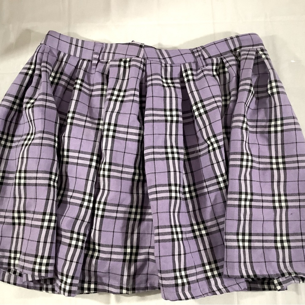 Hot topic medium plaid pleaded purple skirt.